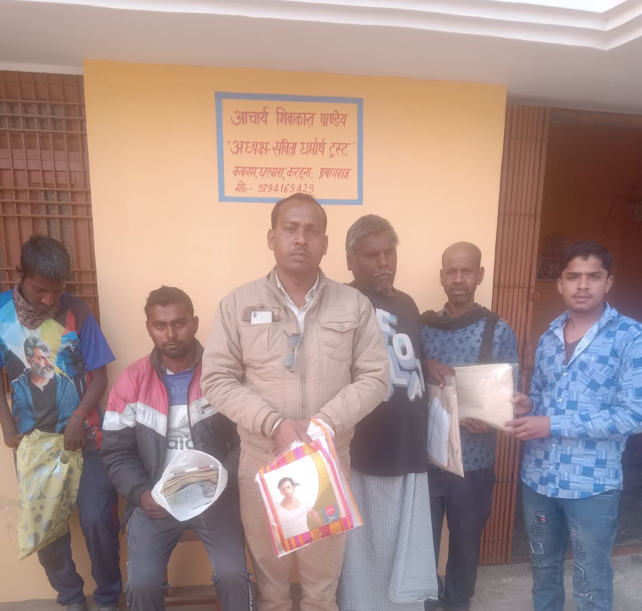 Prayagraj Karchhana सविता धर्मार्थ ट्रस्ट ने गरीबों में बाटे वस्त्र 3 IMG 20210124 WA0038