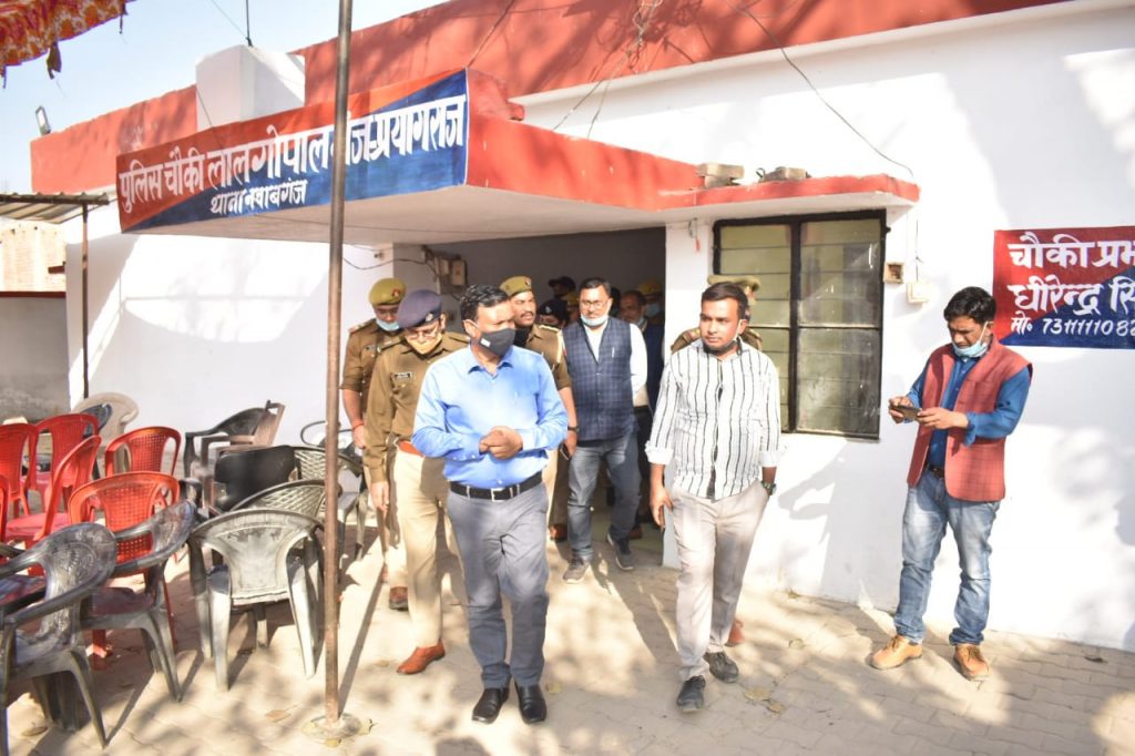 प्रयागराज:- डीआईजी श्री सर्वश्रेष्ठ त्रिपाठी अचानक लालगोपालगंज पुलिस चौकी पहुंचे 4 21 1