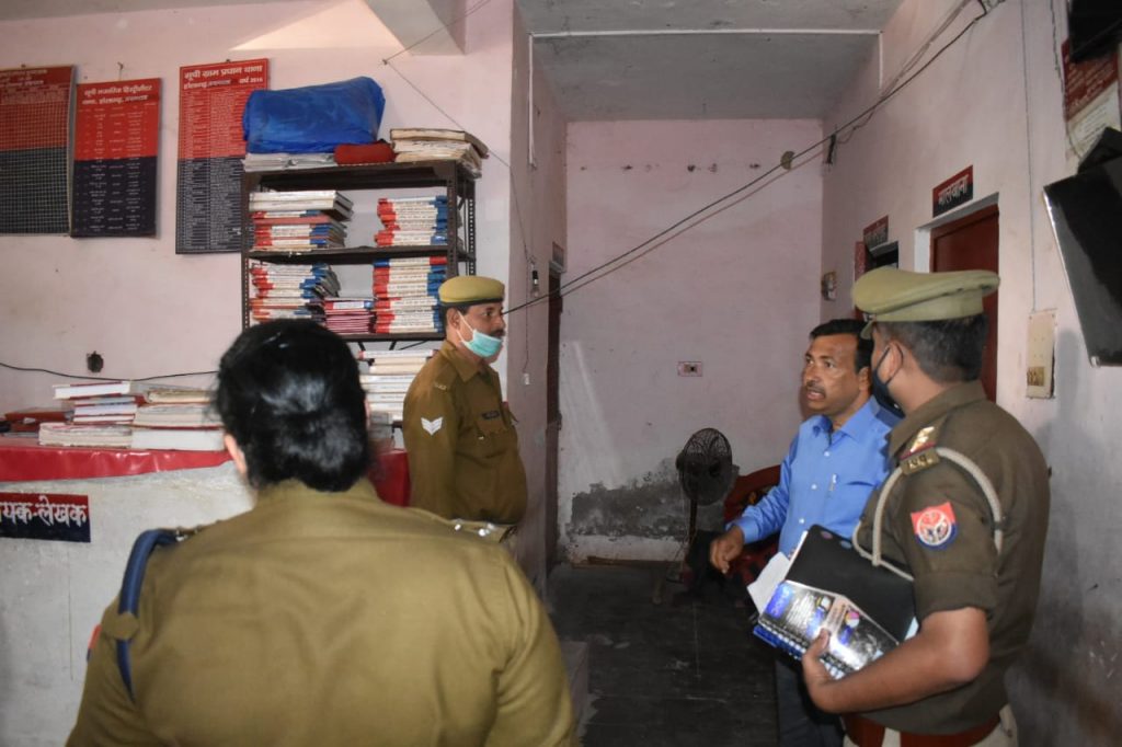 प्रयागराज:- डीआईजी श्री सर्वश्रेष्ठ त्रिपाठी अचानक लालगोपालगंज पुलिस चौकी पहुंचे 3 21 2