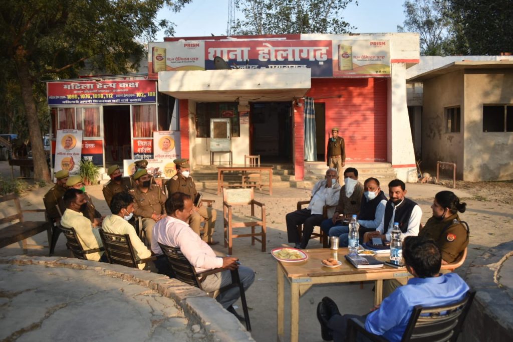 प्रयागराज:- डीआईजी श्री सर्वश्रेष्ठ त्रिपाठी अचानक लालगोपालगंज पुलिस चौकी पहुंचे 2 21 3