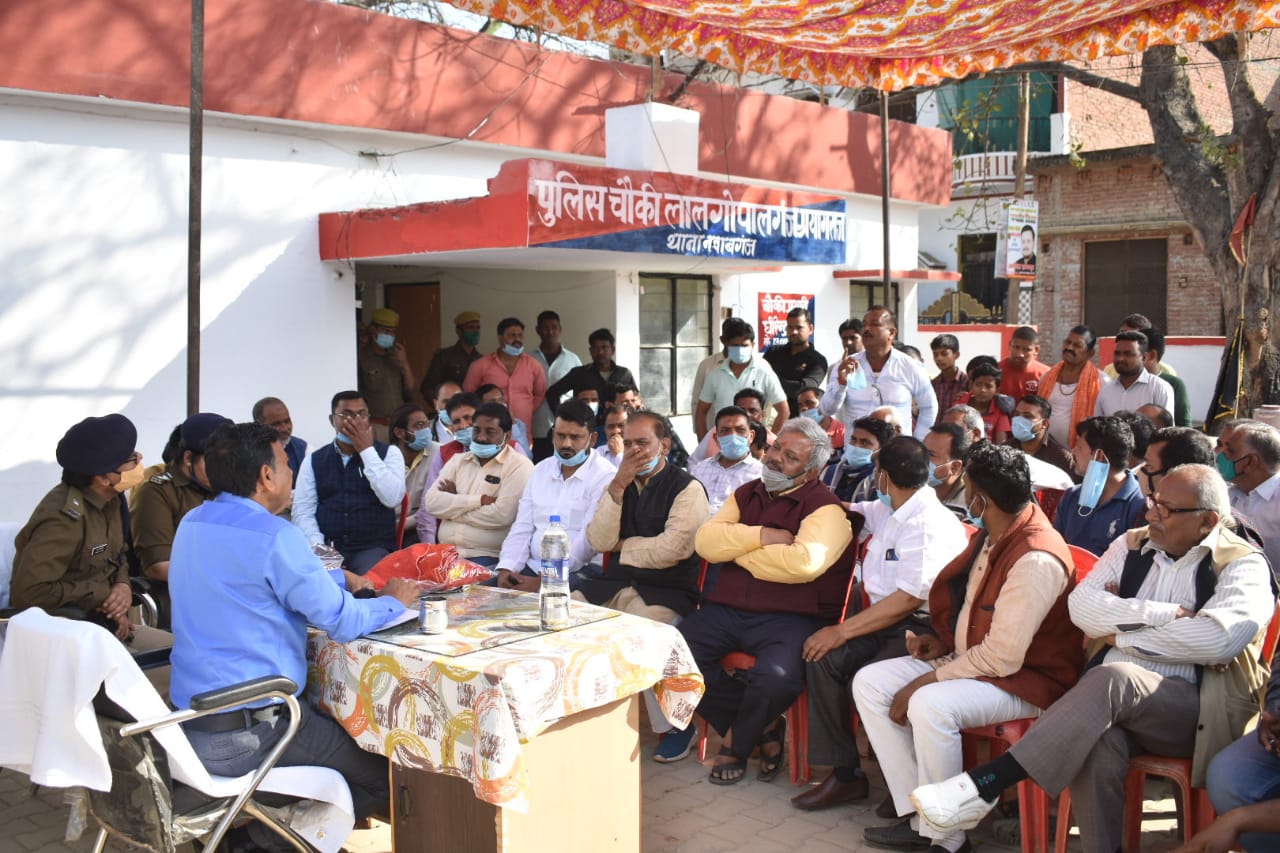 प्रयागराज:- डीआईजी श्री सर्वश्रेष्ठ त्रिपाठी अचानक लालगोपालगंज पुलिस चौकी पहुंचे 15 21