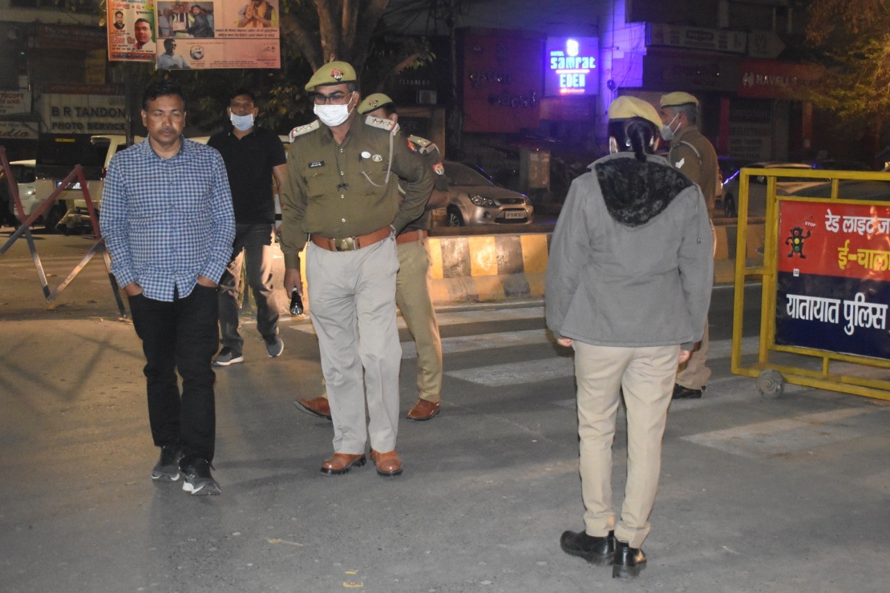 प्रयागराज श्री सर्वश्रेष्ठ त्रिपाठी द्वारा व्यक्ति/वाहन की चेकिंग दिशा निर्देश दिये गये 8 23 1