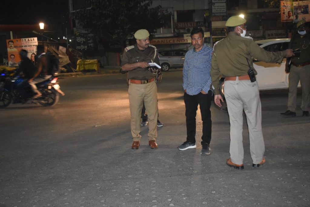 प्रयागराज श्री सर्वश्रेष्ठ त्रिपाठी द्वारा व्यक्ति/वाहन की चेकिंग दिशा निर्देश दिये गये 2 23 2