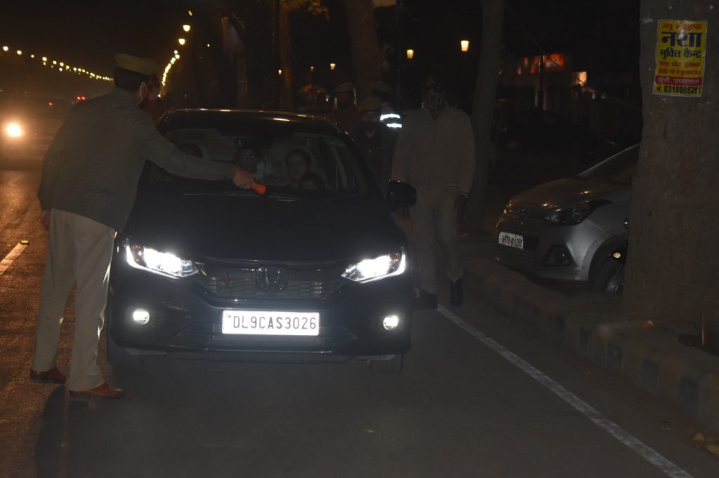 प्रयागराज श्री सर्वश्रेष्ठ त्रिपाठी द्वारा व्यक्ति/वाहन की चेकिंग दिशा निर्देश दिये गये 3 23 3