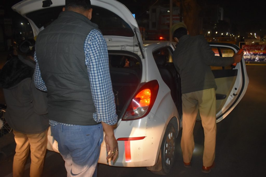 प्रयागराज श्री सर्वश्रेष्ठ त्रिपाठी द्वारा व्यक्ति/वाहन की चेकिंग दिशा निर्देश दिये गये 4 23 4