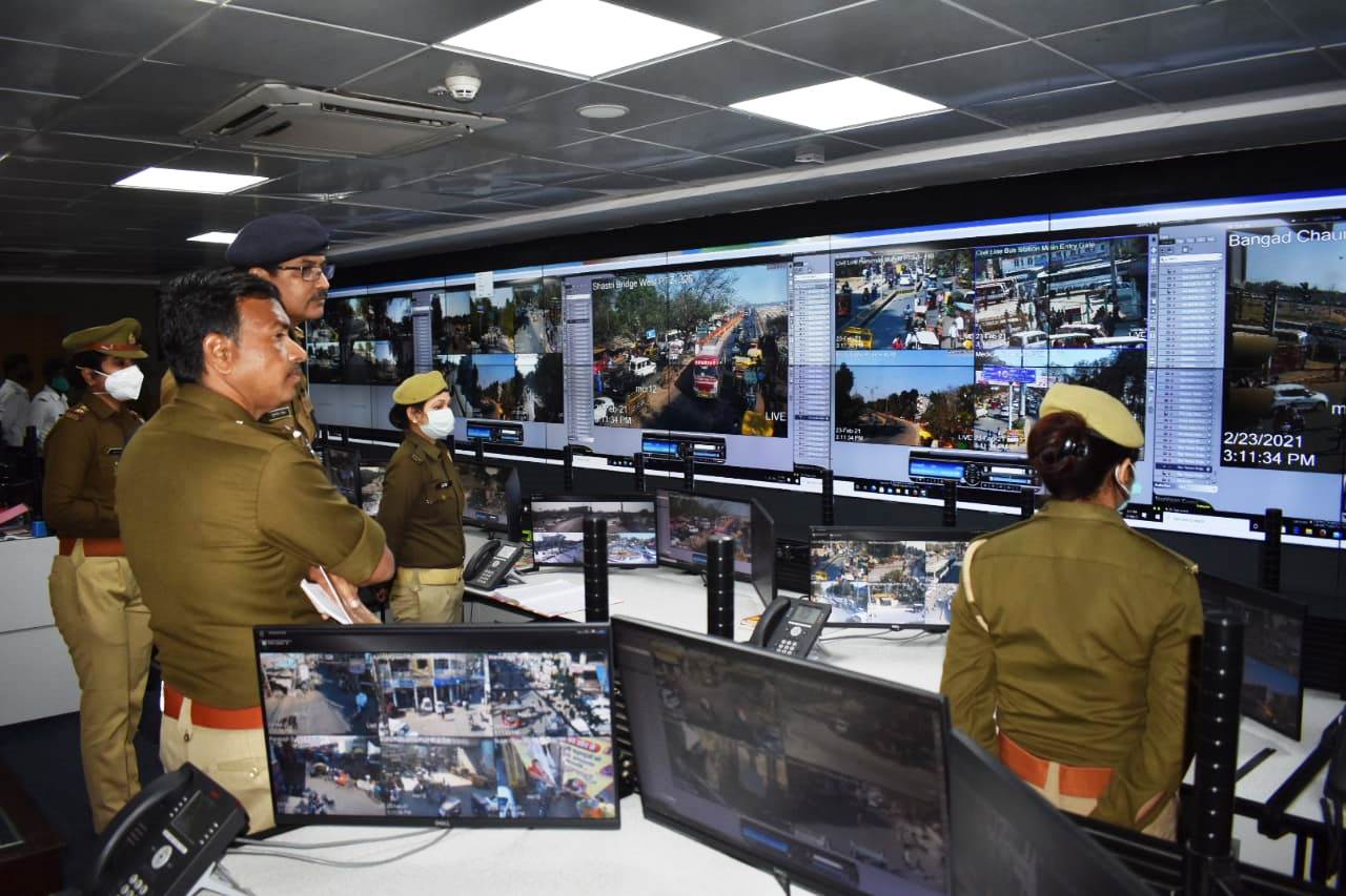पुलिस लाइन प्रयागराज में कन्ट्रोल रुम व ICCC का निरीक्षण कर सम्बन्धित को आवश्यक दिशा निर्देश दिये 7 25 4