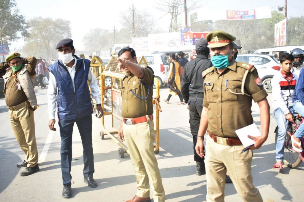 माघ मेला के दृष्टिगत DIG/SSP श्री सर्वश्रेष्ठ त्रिपाठी द्वारा संगम क्षेत्र में पैदल भ्रमण कर सुरक्षा व्यवस्था का जायजा लिया गया 2 9 1