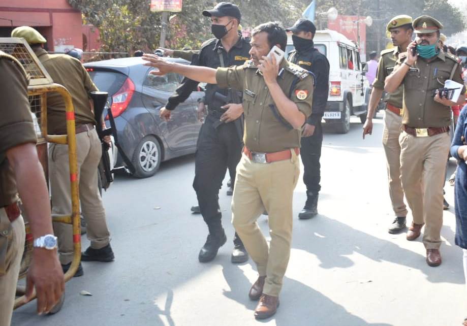 माघ मेला के दृष्टिगत DIG/SSP श्री सर्वश्रेष्ठ त्रिपाठी द्वारा संगम क्षेत्र में पैदल भ्रमण कर सुरक्षा व्यवस्था का जायजा लिया गया 9 9