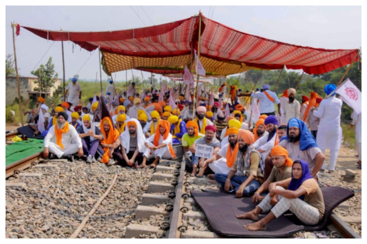 किसान आंदोलन का रेल का में शामिल किसान बोले, 2024 में भाजपा की ट्रेन को कर देंगे बेपटरी 7 Farmers Protest Main