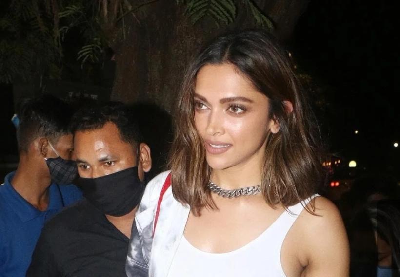 भीड़ में खींचा गया Deepika Padukon का बैग Deepika हुई हैरान। 1 dipika