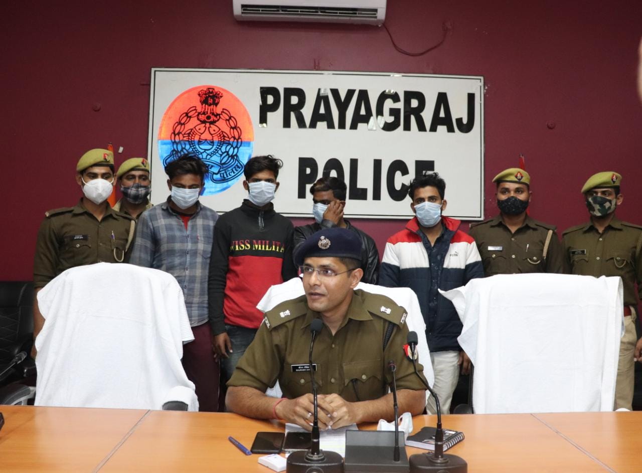 असलहो और गांजा की बरामदगी के साथ ४ अभियुक्त गिरफ्तार - पुलिस अधीक्षक यमुनापार 18 SP-yamunapar-saurabh-dixit