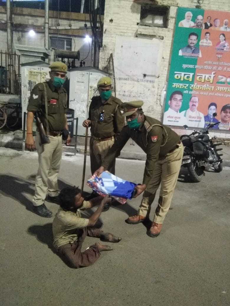 परोपकार करती दिखी प्रयागराज पुलिस 17 prayagraj-police