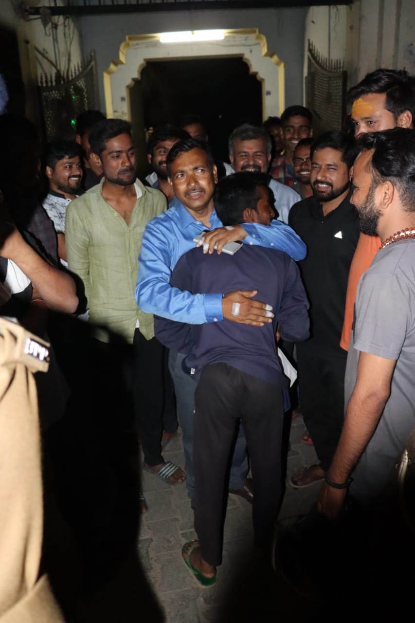 प्रयागराज : DIG/SSP हॉलैण्ड हॉस्टल जाकर छात्रों से मुलाकात कर उनकी पढ़ाई और कुशलता के सम्बन्ध में जानकारी ली 4 61 1