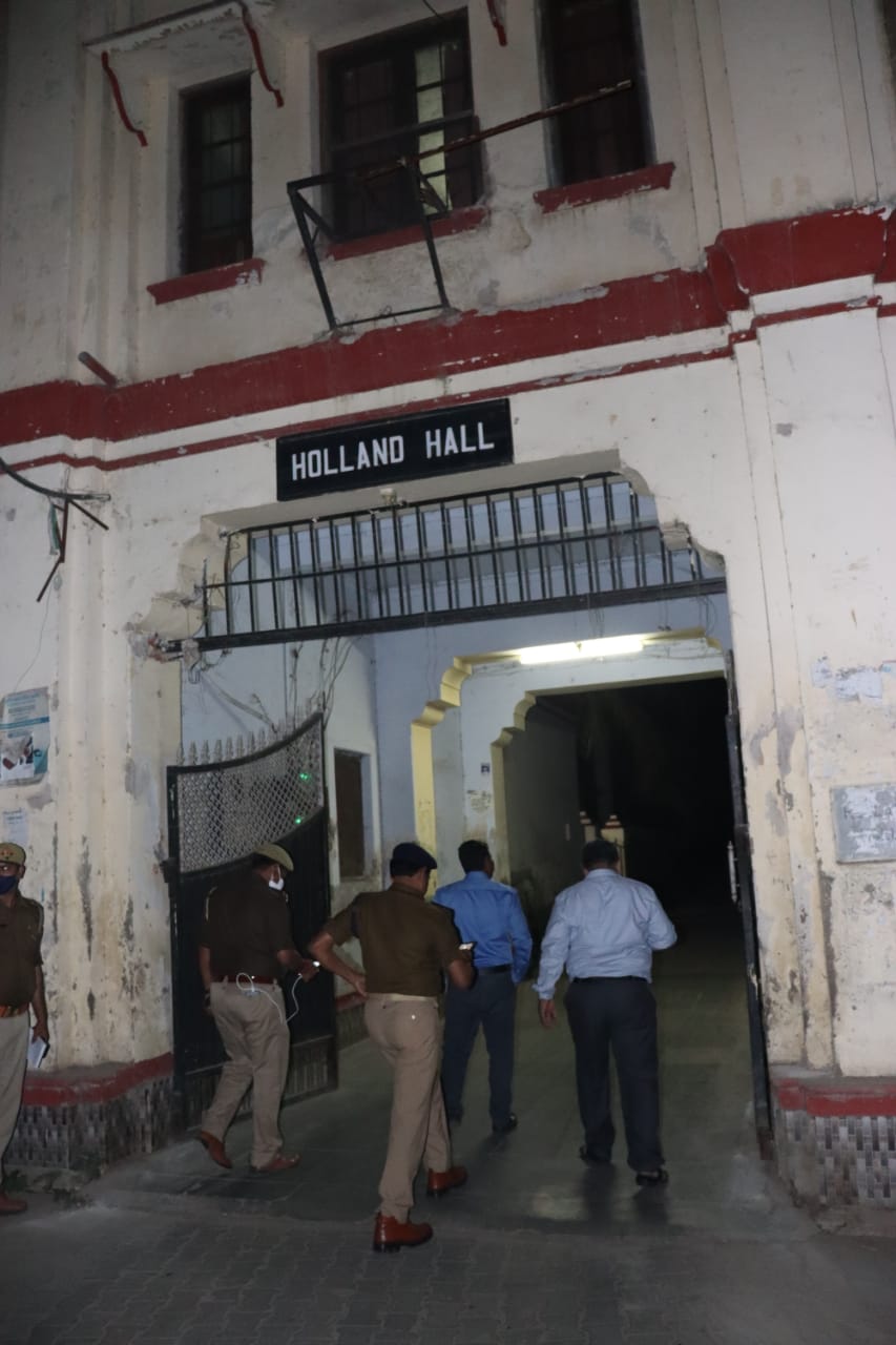 प्रयागराज : DIG/SSP हॉलैण्ड हॉस्टल जाकर छात्रों से मुलाकात कर उनकी पढ़ाई और कुशलता के सम्बन्ध में जानकारी ली 2 61 2