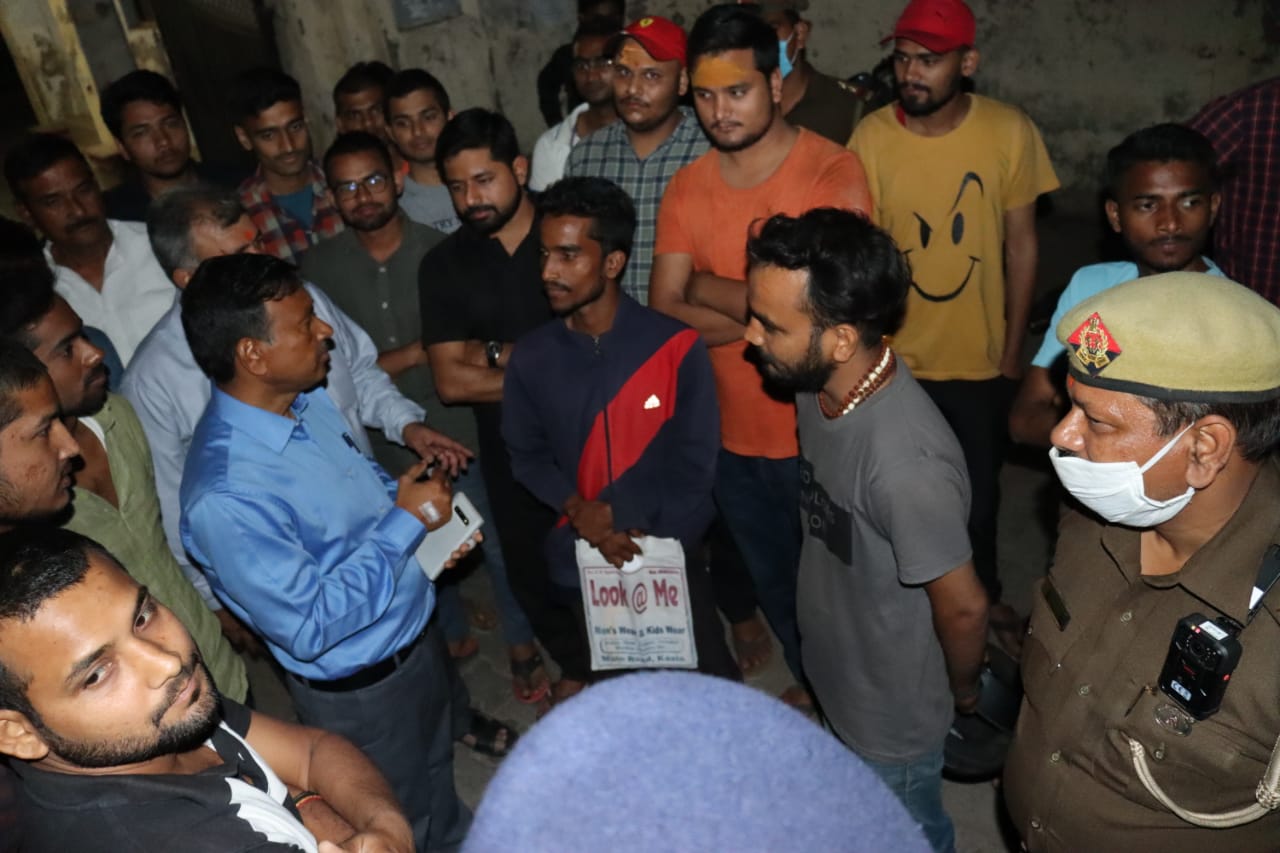 प्रयागराज : DIG/SSP हॉलैण्ड हॉस्टल जाकर छात्रों से मुलाकात कर उनकी पढ़ाई और कुशलता के सम्बन्ध में जानकारी ली 3 61 3