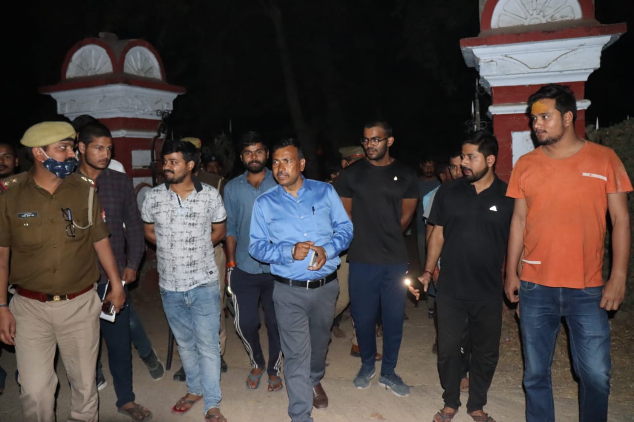 प्रयागराज : DIG/SSP हॉलैण्ड हॉस्टल जाकर छात्रों से मुलाकात कर उनकी पढ़ाई और कुशलता के सम्बन्ध में जानकारी ली 3 61 4