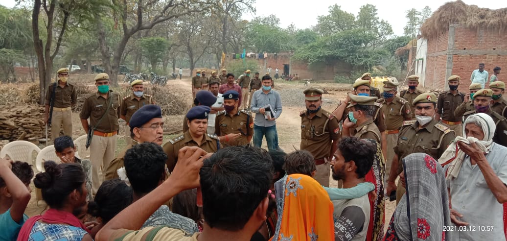 प्रयागराज : मऊआइमा के अन्तर्गत हुयी घटना से सम्बन्धित घटनास्थल का पुलिस द्वारा आवश्यक दिशा निर्देश दिए गए 3 63 1