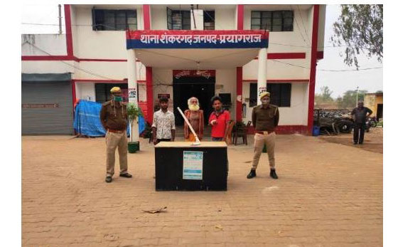 प्रयागराज : शंकरगढ़ पुलिस द्वारा 03 अभियुक्त को गिरफ्तार कर निशानदेही पर घटना में प्रयुक्त 01 फावड़ा बरामद किया 2 73