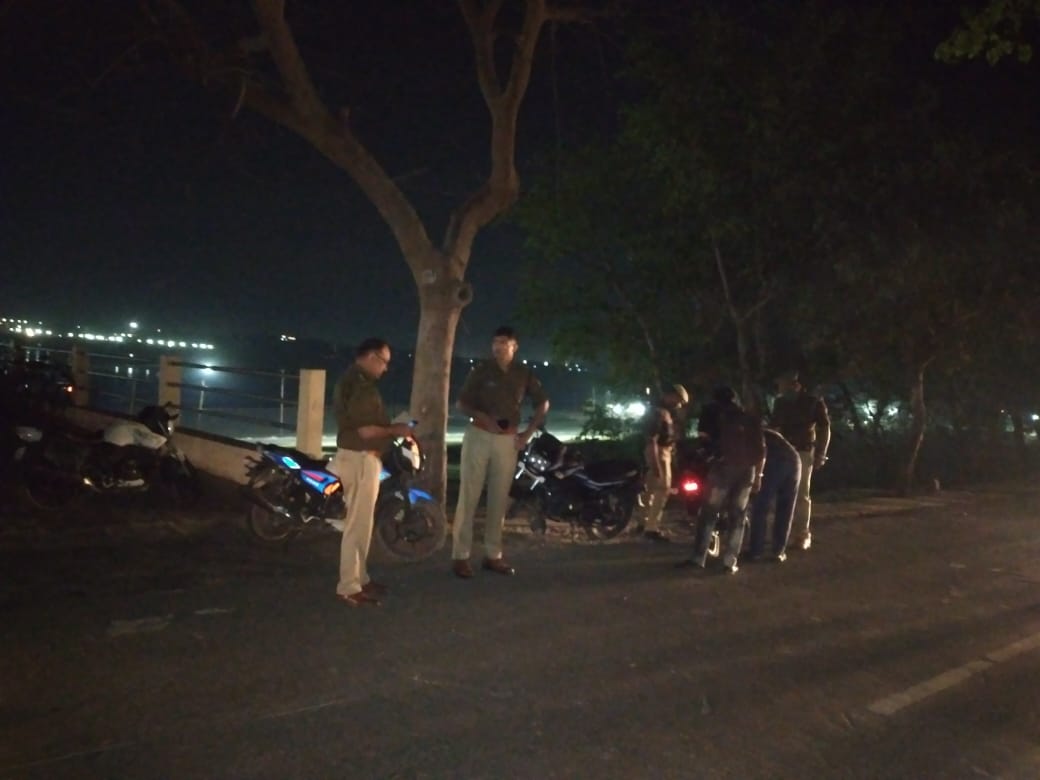 प्रयागराज : नैनी क्षेत्रान्तर्गत अरैल घाट में संदिग्ध व्यक्ति/वाहनो की चेकिंग की गयी 3 75 3