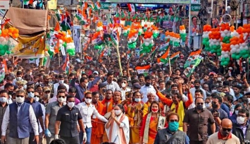 पश्चिम बंगाल रसोई गैस की बढ़ती कीमतों के खिलाफ ममता बनर्जी का पैदल मार्च शुरू 10 IMG 20210307 161045