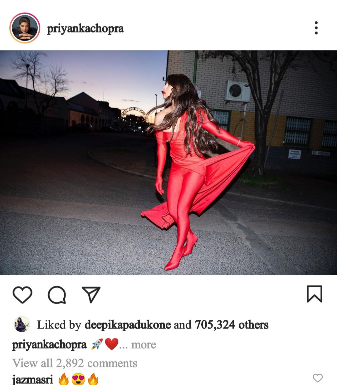 Priyanka Chopra ने देर रात बीच सड़क दिखाई अपनी अदाएं 3 IMG 20210313 143232