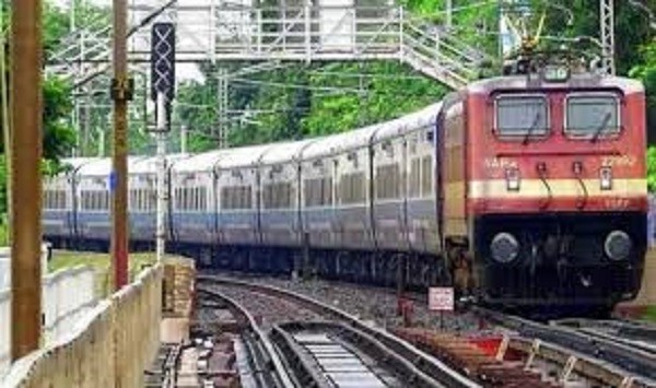 delhi Indian Railways decision passengers not able to charge their mobiles or laptops at night news in hindi