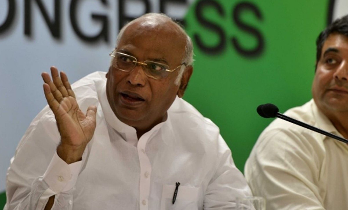 PM Modi के वैक्सीनेशन के बाद बोले खड़गे- "जीने के लिए बस 10-15 साल ही बचें हैं" 4 mallikarjun kharge 1531107648