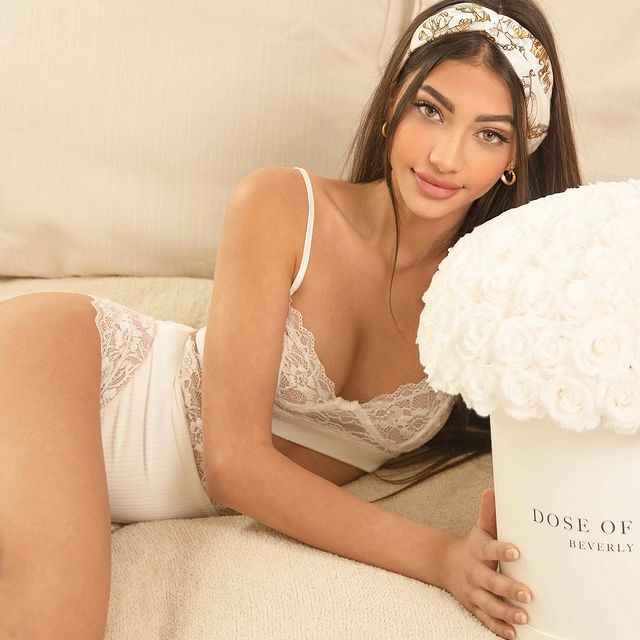 चंकी पांडे की भतीजी भी आजकल सुर्ख़ियों में, डाली bf संग फोटो 12 161283391 449702182923259 488418145787674107 n