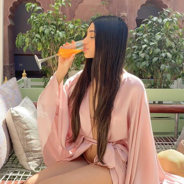 चंकी पांडे की भतीजी भी आजकल सुर्ख़ियों में, डाली bf संग फोटो 14 165292931 283039156713623 5279354354028641270 n