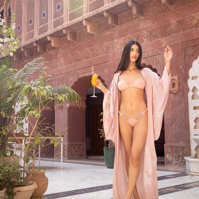 चंकी पांडे की भतीजी भी आजकल सुर्ख़ियों में, डाली bf संग फोटो 16 166077819 197955018441089 5360905407708795057 n