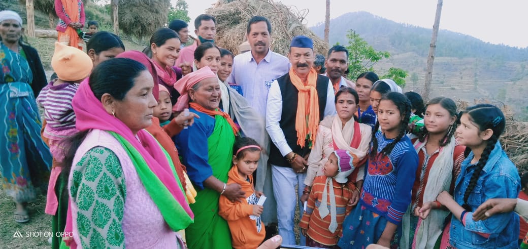 भाजपा प्रत्याशी श्री महेश जीना का तनसालीसैन गांव में ढोल दामों और मसक बाजे के साथ जोरदार स्वागत ! 5 IMG 20210409 WA0021