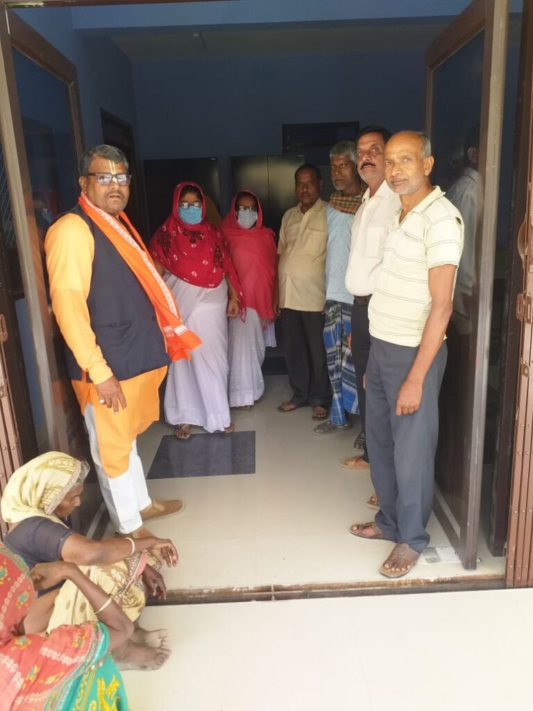 पूर्व जिला परिषद् Bjp पंडौल श्री मनोज कुमार चौधरी चौमुखी प्रतिभा के धनी जिनका मिशन क्षेत्र में हॉस्पिटल और सभी गरीब व्यक्तियों को कार्ड उपलब्ध करवाना है एक स्पेशल कवरेज आज 4 WhatsApp Image 2021 04 03 at 00.23.34 1