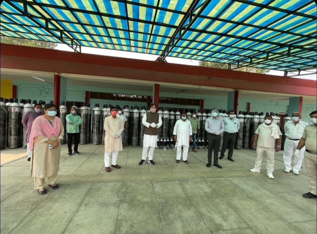 वरुण गांधी ने पीलीभीत को दिए 115 ऑक्सीजन सिलेंडर कहा मदद के लिए संपत्ति गिरवी रख दूंगा 6 20210512 085041