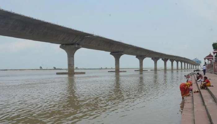 Prayagraj updates : नैनी न्यू ब्रिज से एक ही परिवार के पांच लोगों ने यमुना में लगाई छलांग और, करी सुसाइड करने की कोशिश 8 721489 marine drive