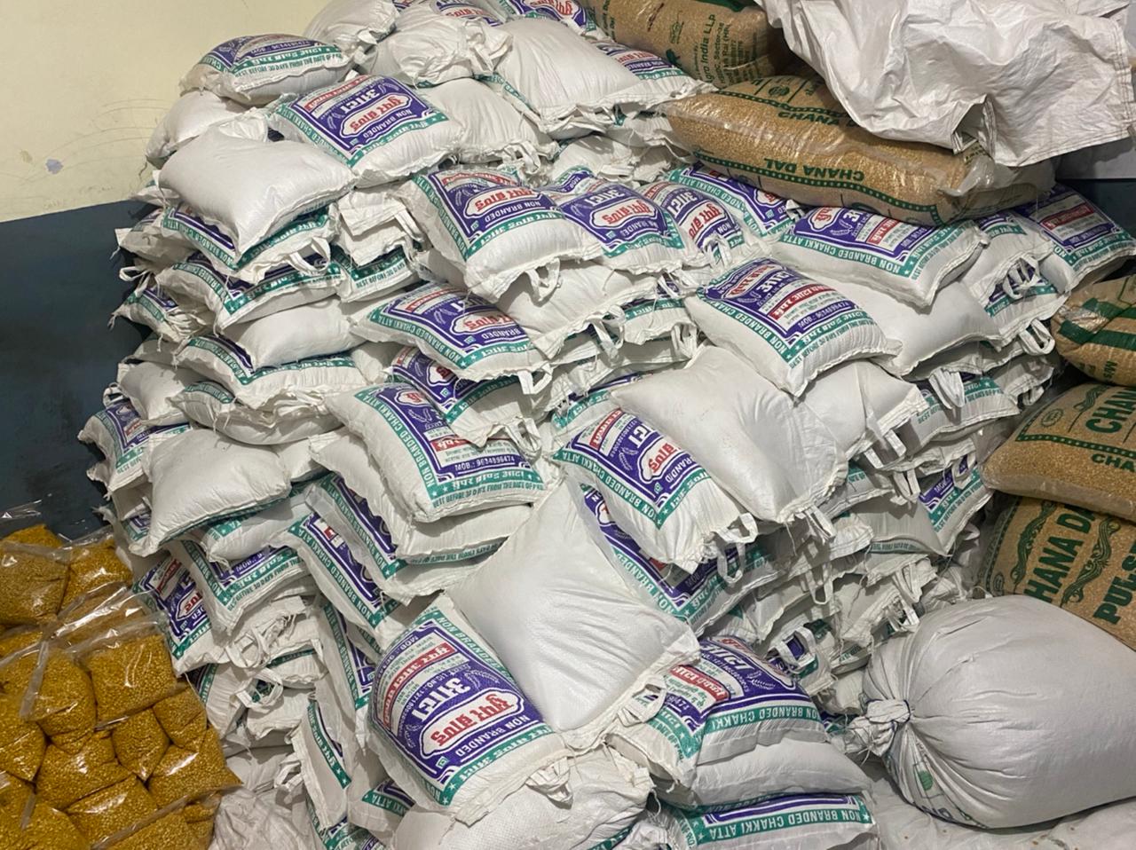 पूर्वी दिल्ली नगर निगम एवं खजूरी खास वार्ड से निगम पार्षद मनोज कुमार त्यागी ने आज लगभग 200 जरूरतमंदों को सूखा राशन वितरण 3 IMG 20210529 WA0059