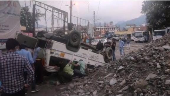 श्रीनगर जनपद पौड़ी बस अड्डे में तेज गति मैक्स पलटी 5 IMG 20210530 WA0009