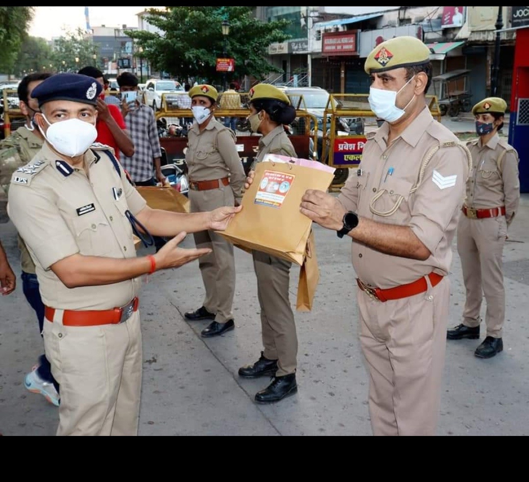 Prayagraj updates -पुलिस उपमहानिरीक्षक /वरिष्ठ  पुलिस अधीक्षक प्रयागराज द्वारा, सुभाष चौराहे पर पुलिस कर्मियों को covid-19 किट  वितरण की गयी