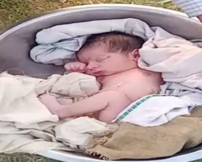 जाके राखो साईयां मार सके ना कोई ,,,,,,,, मथुरा में यमुना नदी में नवजात शिशु यमुना की लहरों के ऊपर किलकारी मारते मिला। 1 IMG 20210506 170033