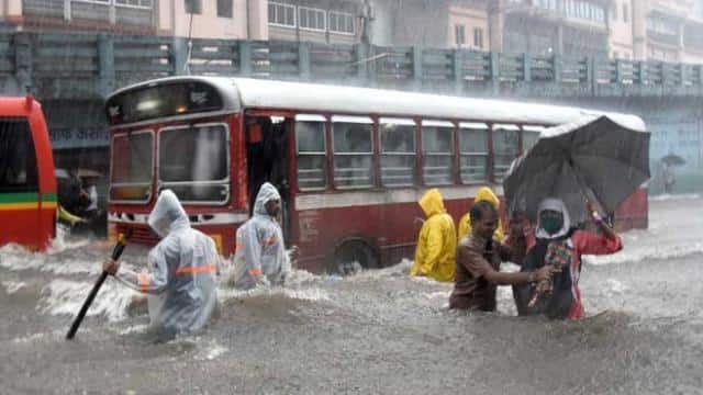 Cyclone Tauktae: गुजरात में 13 की मौत, दो बार्ज में फंसे 317 लोगों को बचाया गया 3 mumbai rain 1596679100