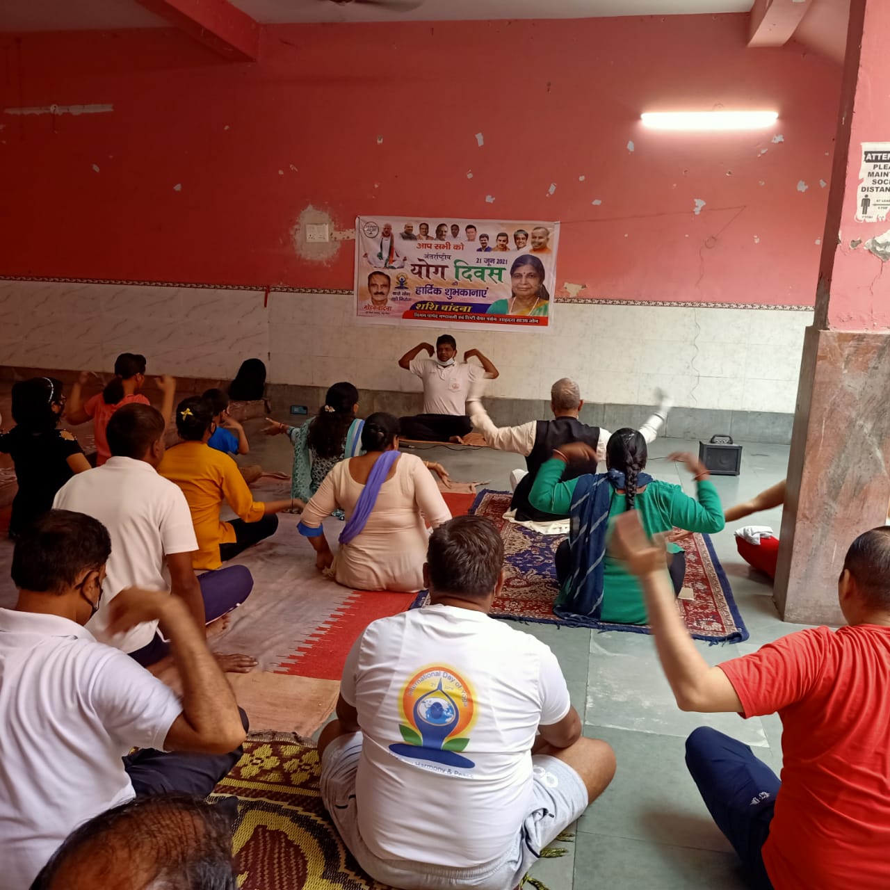 निगम पार्षद शशि चांदना मंडावली ने प्रातः 8:00 बजे कालीबाड़ी मंदिर में योग शिविर लगाकर लोगों को स्वास्थ्य के प्रति जागरूक किया 2 1 2