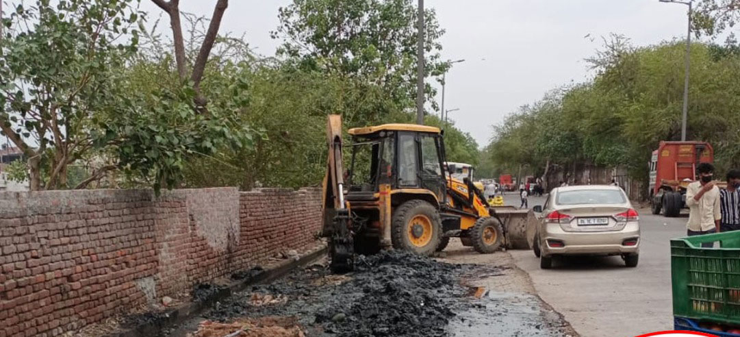 गाजीपुर गांव में ड्रेनेज सिल्टिंग का काम शुरू कर दिया गया है ताकि मानसून से पहले सभी नालों की सफाई हो सके (Aparna Goel निगम पार्षद) 3 2 2