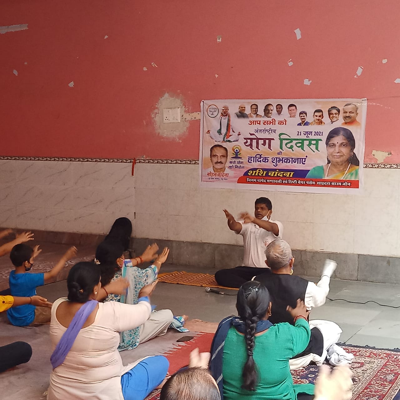 निगम पार्षद शशि चांदना मंडावली ने प्रातः 8:00 बजे कालीबाड़ी मंदिर में योग शिविर लगाकर लोगों को स्वास्थ्य के प्रति जागरूक किया 3 2 3