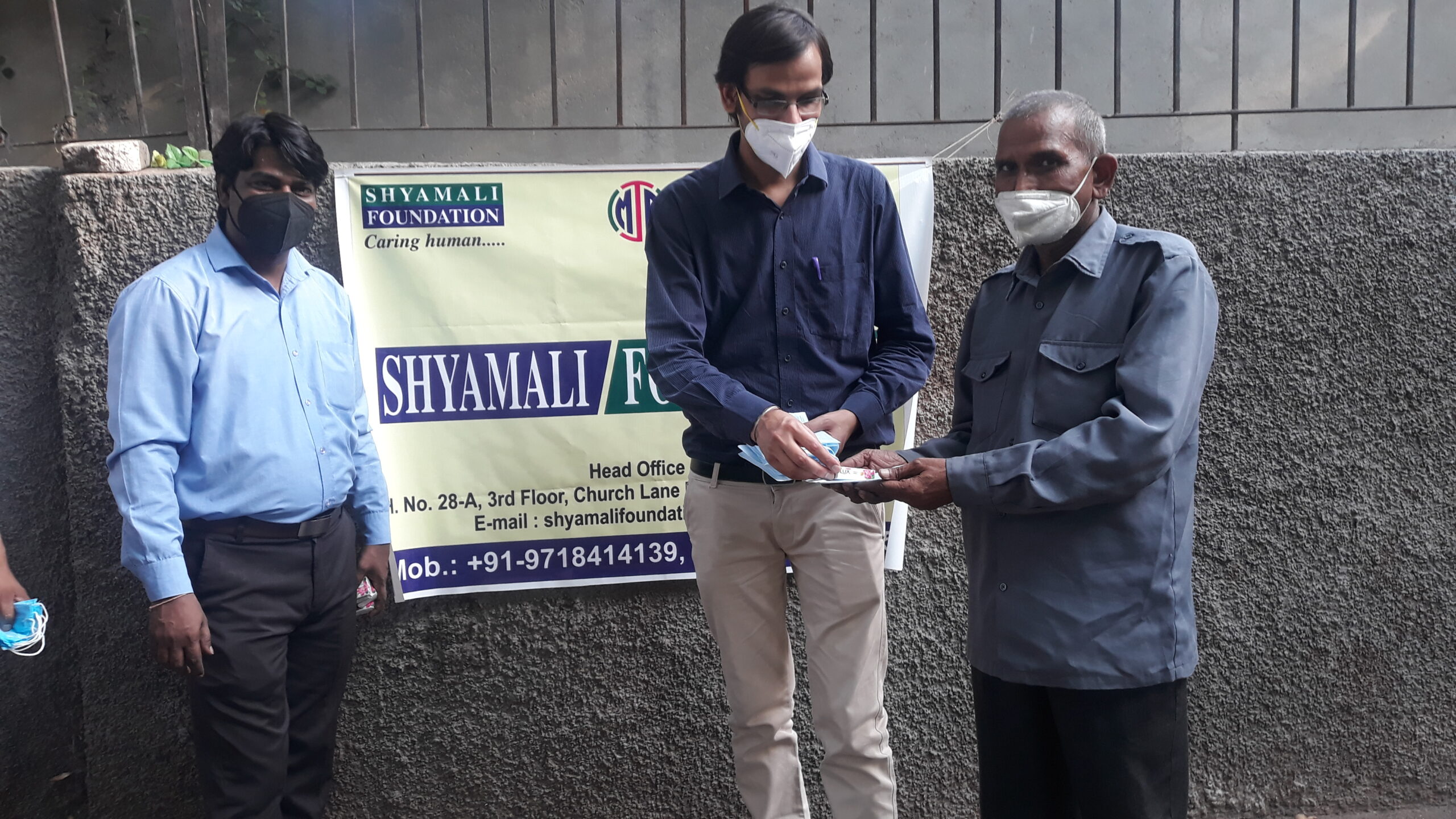 श्यामली फाउंडेशन (NGO) द्वारा मास्क और साबुन का वितरण 2 20210607 170611 scaled