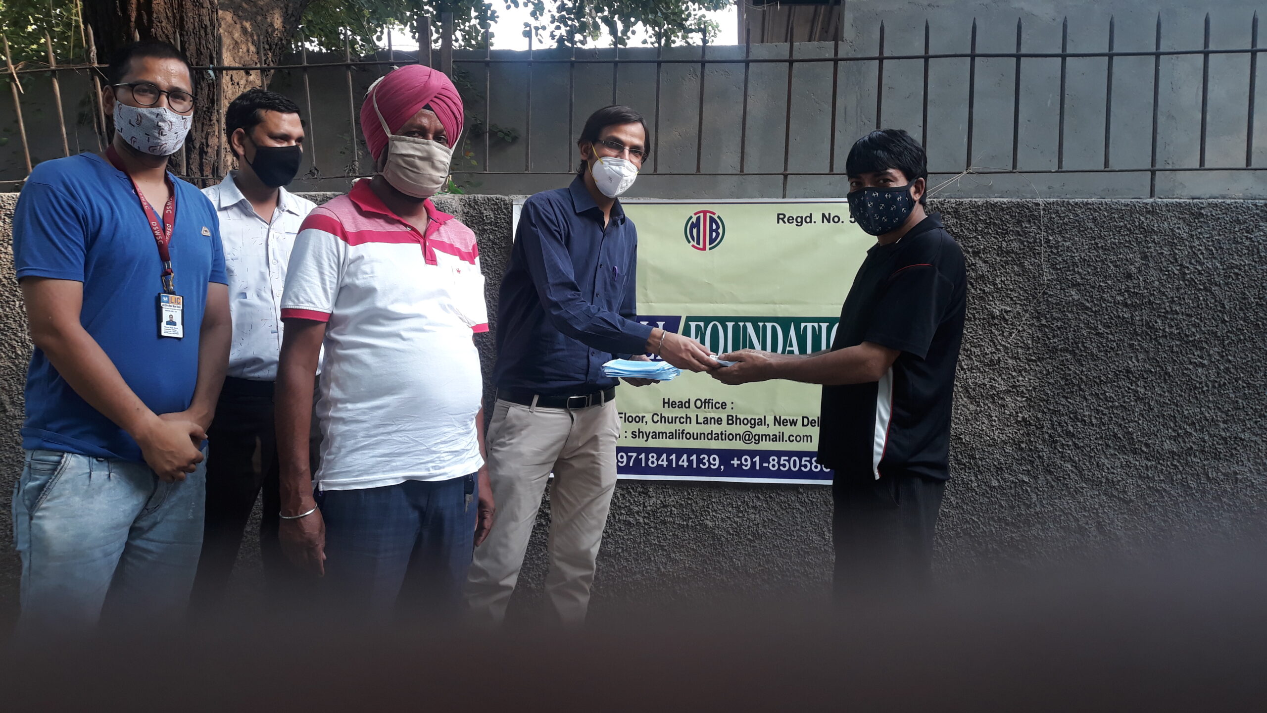 श्यामली फाउंडेशन (NGO) द्वारा मास्क और साबुन का वितरण 3 20210607 170706 scaled