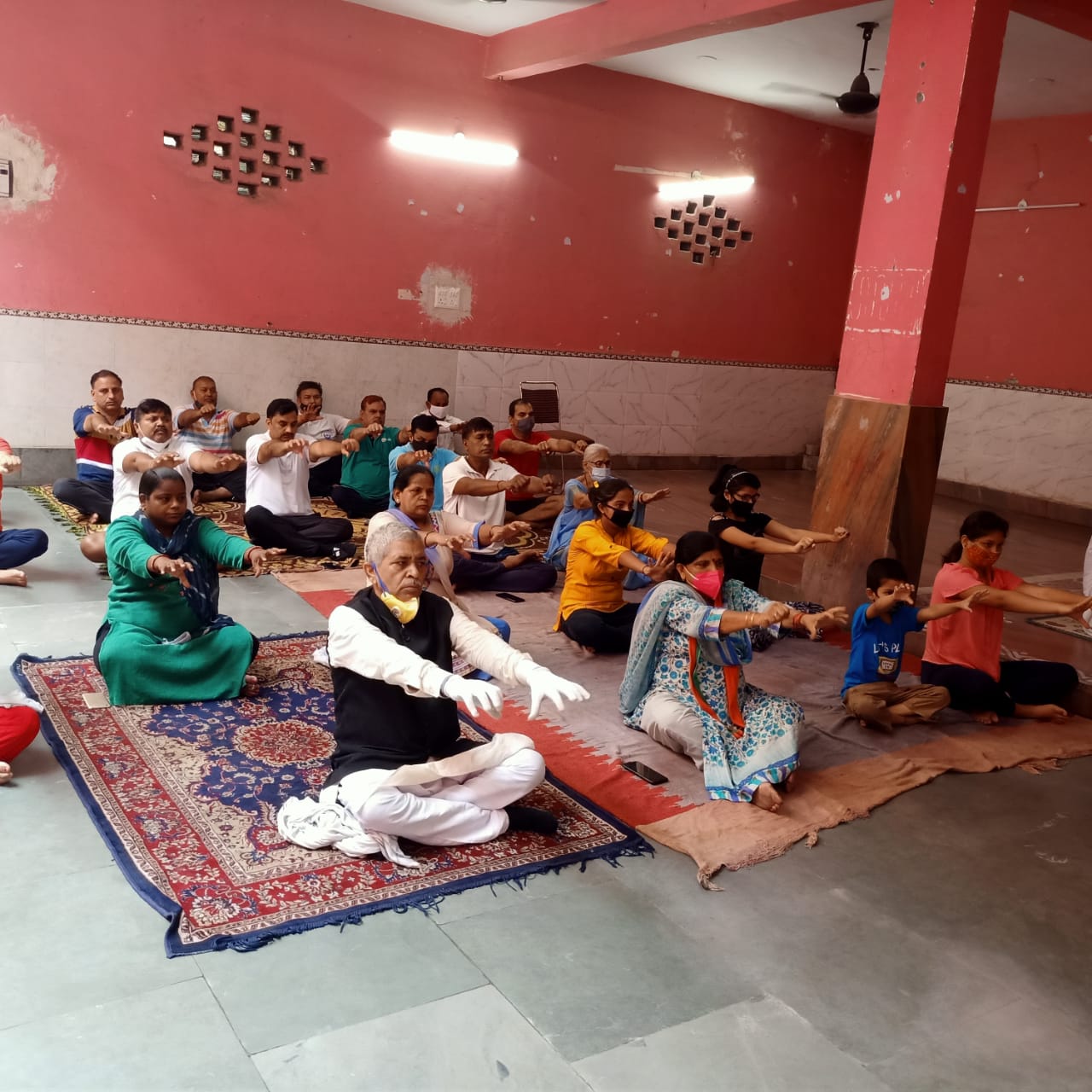 निगम पार्षद शशि चांदना मंडावली ने प्रातः 8:00 बजे कालीबाड़ी मंदिर में योग शिविर लगाकर लोगों को स्वास्थ्य के प्रति जागरूक किया 4 4 2