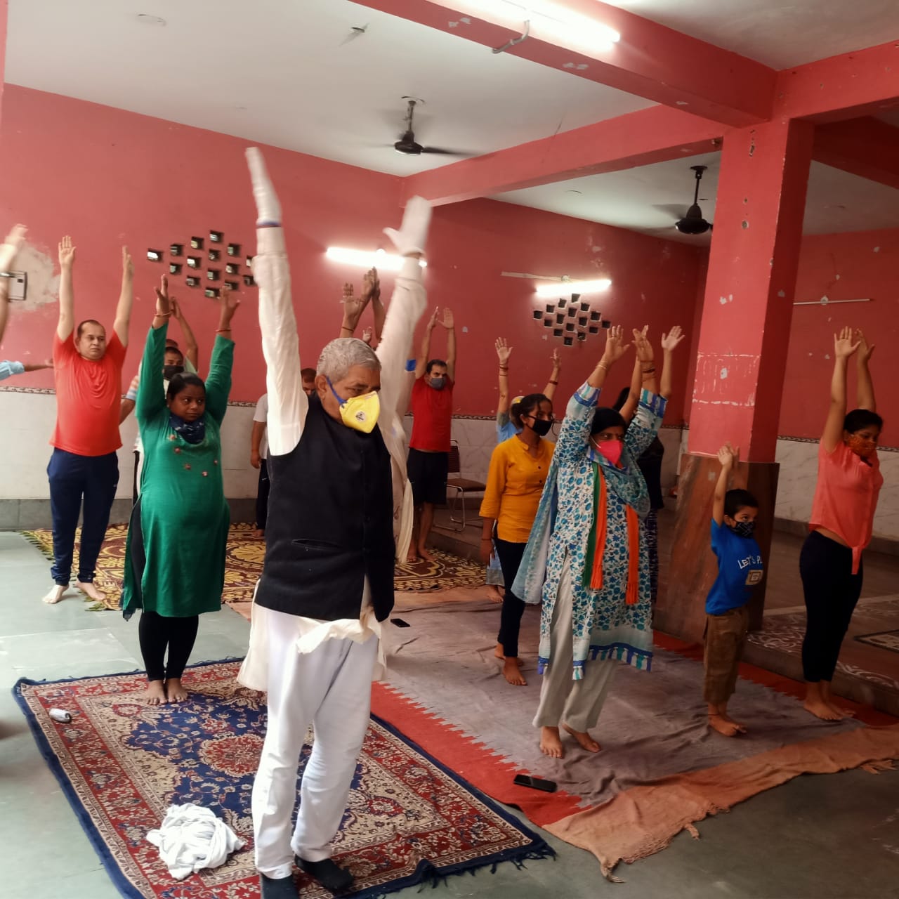 निगम पार्षद शशि चांदना मंडावली ने प्रातः 8:00 बजे कालीबाड़ी मंदिर में योग शिविर लगाकर लोगों को स्वास्थ्य के प्रति जागरूक किया 5 5 2