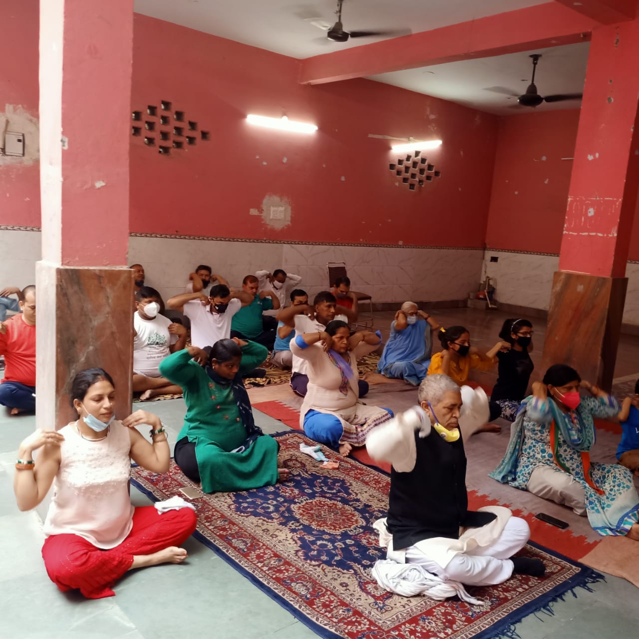 निगम पार्षद शशि चांदना मंडावली ने प्रातः 8:00 बजे कालीबाड़ी मंदिर में योग शिविर लगाकर लोगों को स्वास्थ्य के प्रति जागरूक किया 6 6 1