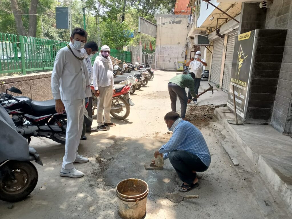 आज 25 जून को JU ब्लॉक पीतमपुरा में वर्क्स विभाग द्वारा गली रिपेयर करवाए - सुजीत ठाकुर निगम पार्षद 2 6 4