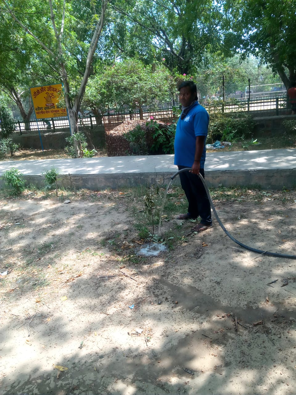 कोण्डली वार्ड में स्वच्छ्ता का ध्यान रखते हुए सेन्ट्रल पार्क MIG में पानी लगाया गया - Atul Kumar Gupta निगम पार्षद 5 E5CyHYmVIAwkl8Q