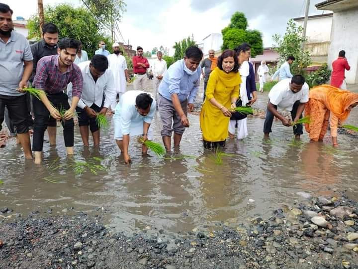 सड़को के विकास को लेकर कांग्रेस पार्टी के कार्यकर्ताओं द्वारा सरकार का विरोध : 1 FB IMG 1624244352554